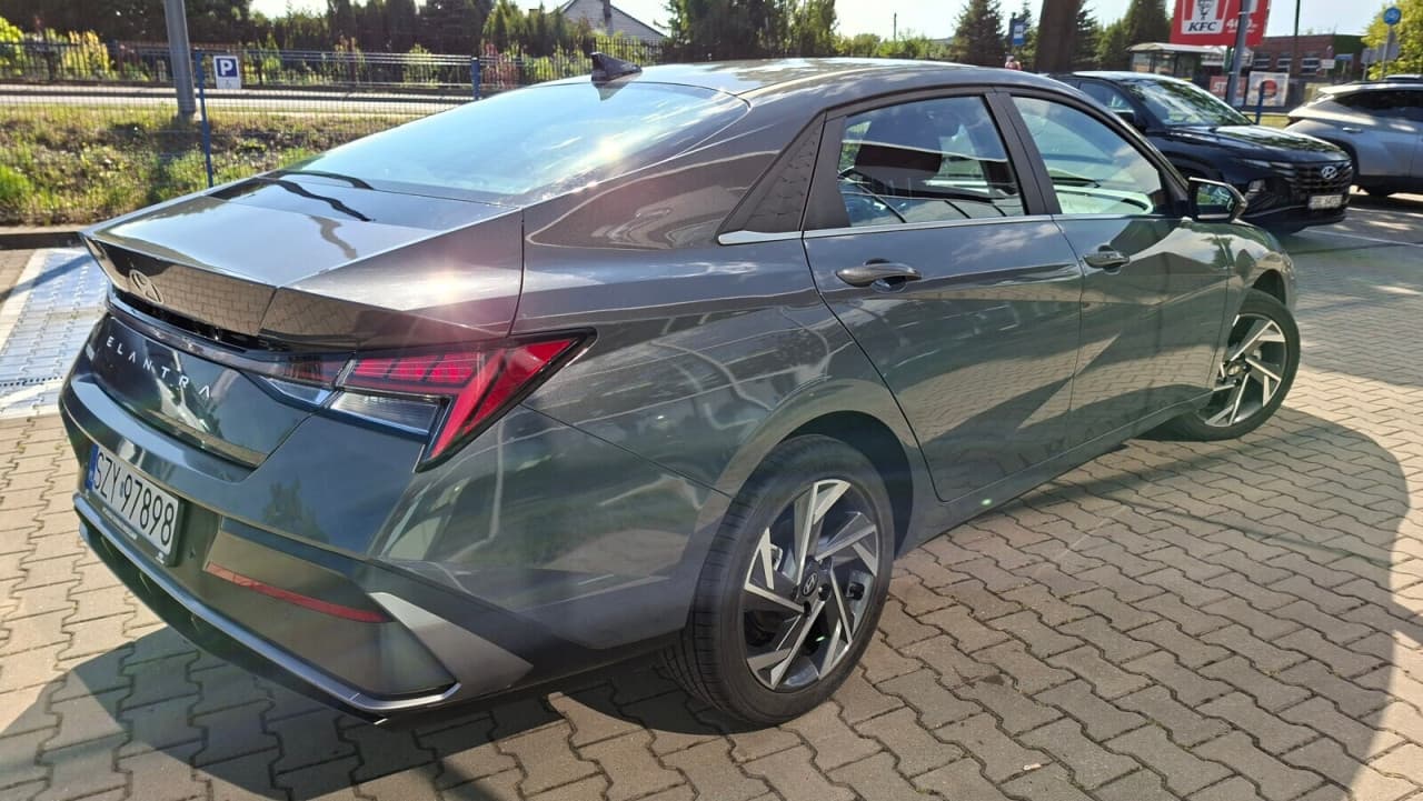 Hyundai Elantra - zdjęcie 2